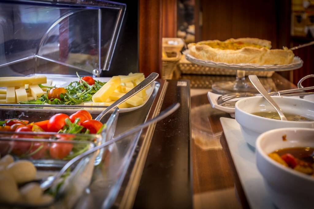 Proposte salate al buffet della colazione dell'Hotel Duomo Firenze
