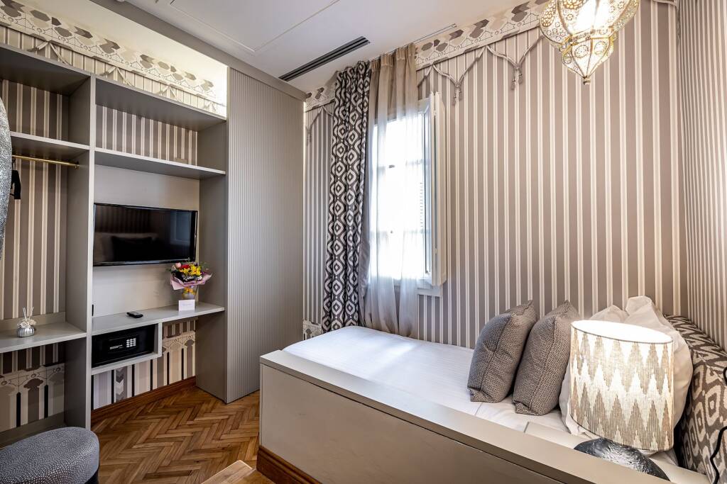Smart single room 29 on the quiet inner courtyard, Hotel Duomo Firenze