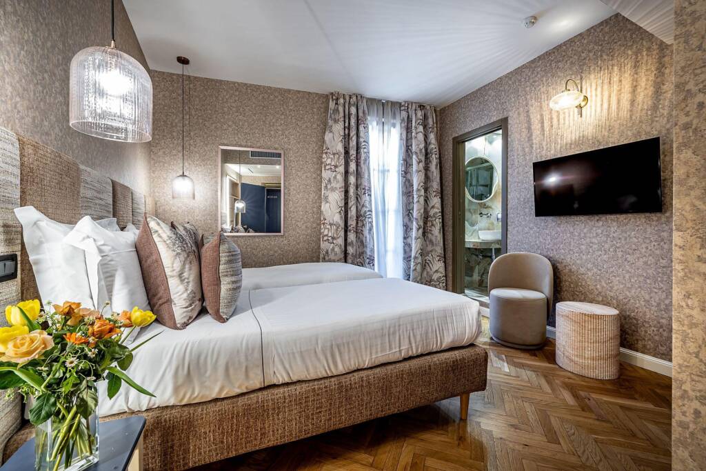 Superior double room with balcony and partial Cathedral view (rooms 34, 41), Hotel Duomo Firenze