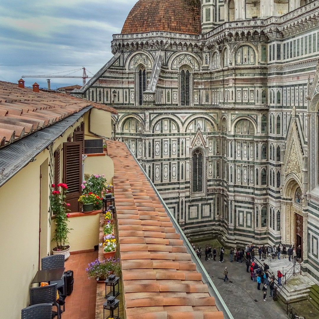 Terrazza panoramica dell'Hotel Duomo Firenze davanti alla Cattedrale di Santa Maria del Fiore